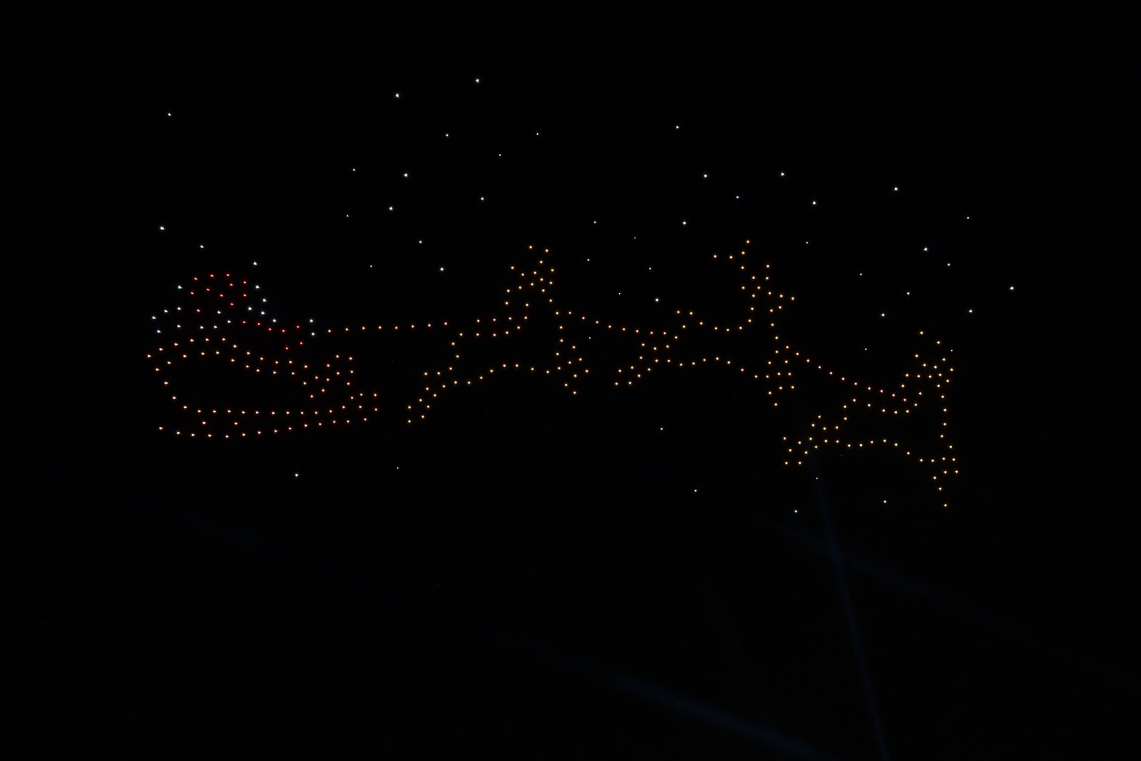 Figure lumineuse dessinée par des drones dans le ciel nocturne pour les fêtes de fin d'année